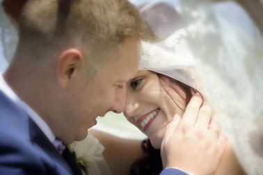 Fotografía de novios felices