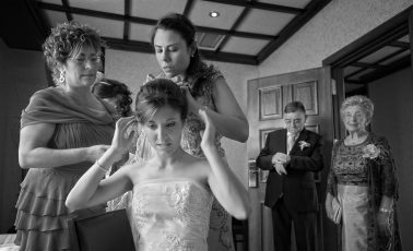 Preparativos de una novia. Momentos de nervios y relojes