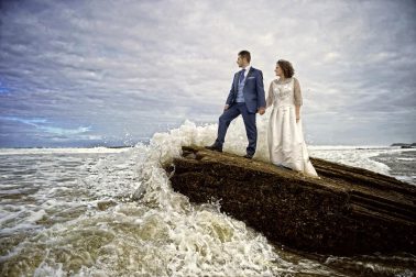 Para conseguir la mejor foto hay que mojarse, los novios también