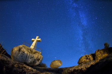 Peña de la Cruz con la Vía Láctea