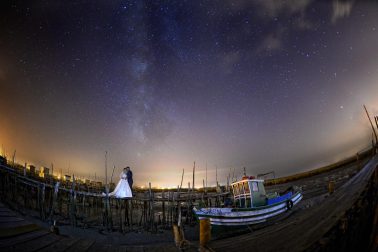 Fotografía de bodas con la vía Láctea. Cielo estrellado