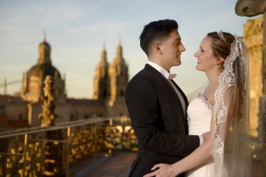 Novios en la Catedral de Salamanca y al fondo la Clerecía