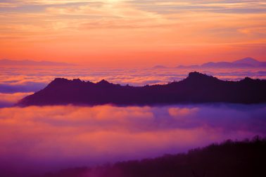 Mar de nubes y puesta de sol