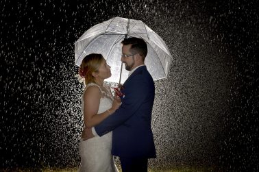 Fotos de boda con lluvia y paraguas