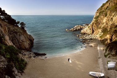 Novios en cala de ensueño