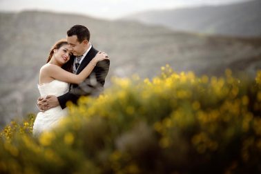 Novios con el Piorno en flor