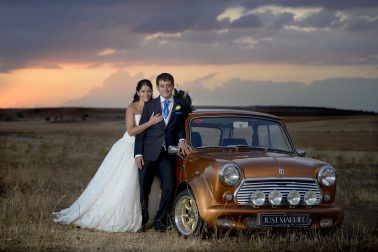 Novios con un MINI Couper