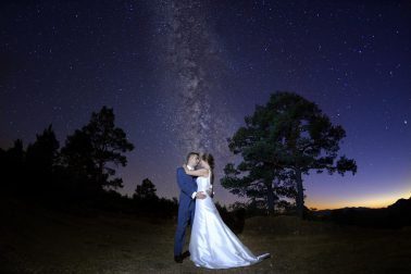 Novios con cielo estrellado